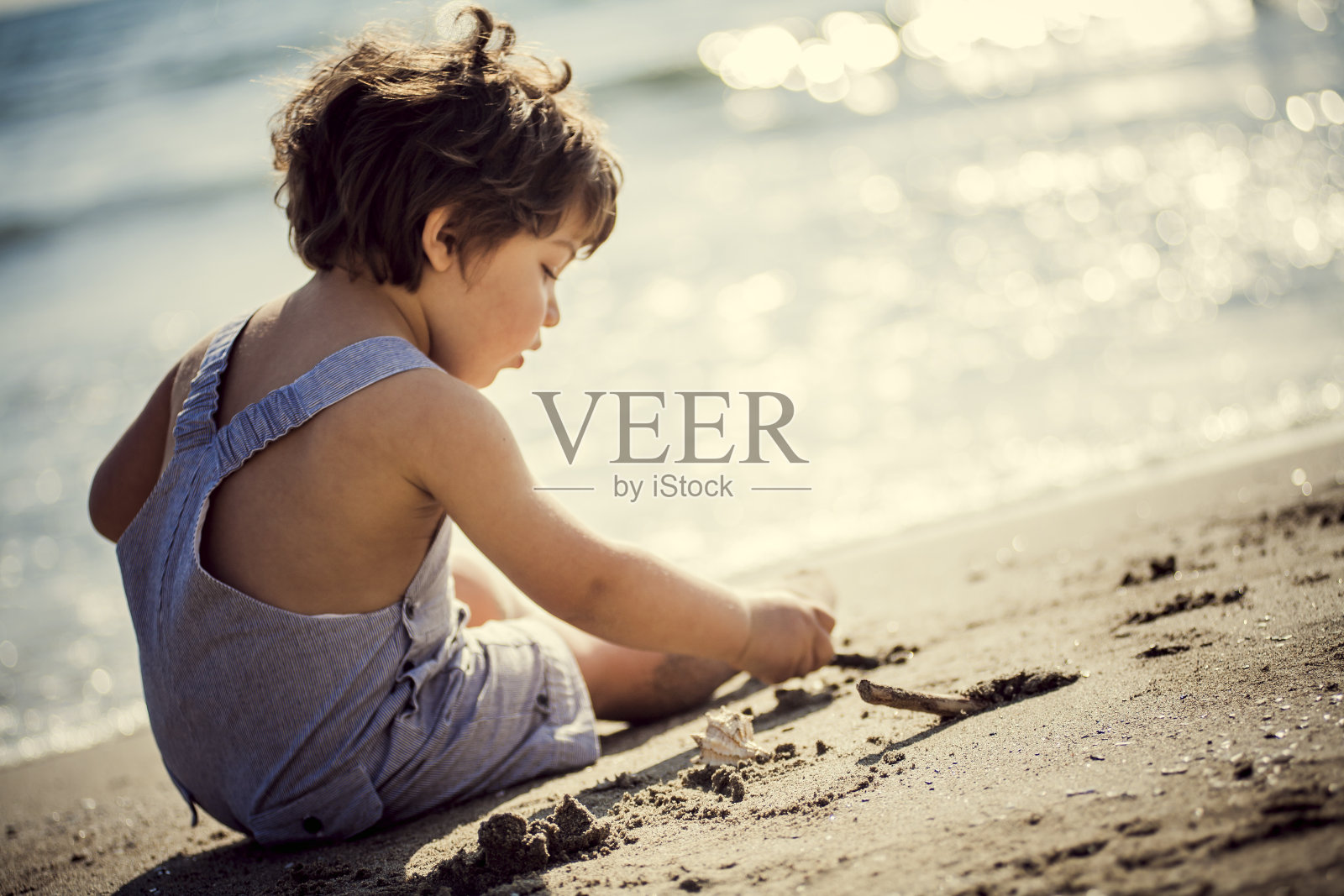 海滩上的孩子照片摄影图片