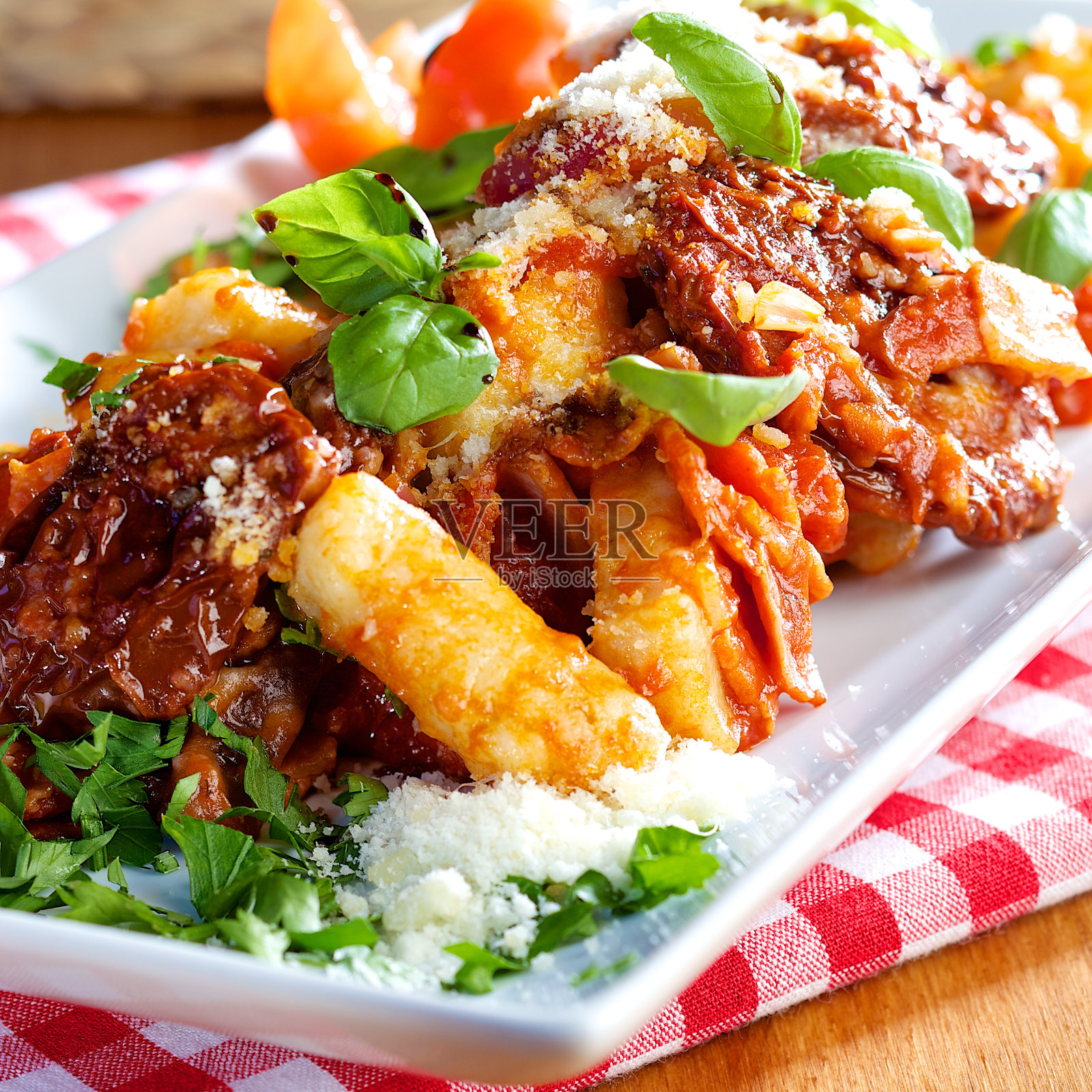 番茄汤圆配番茄酱照片摄影图片