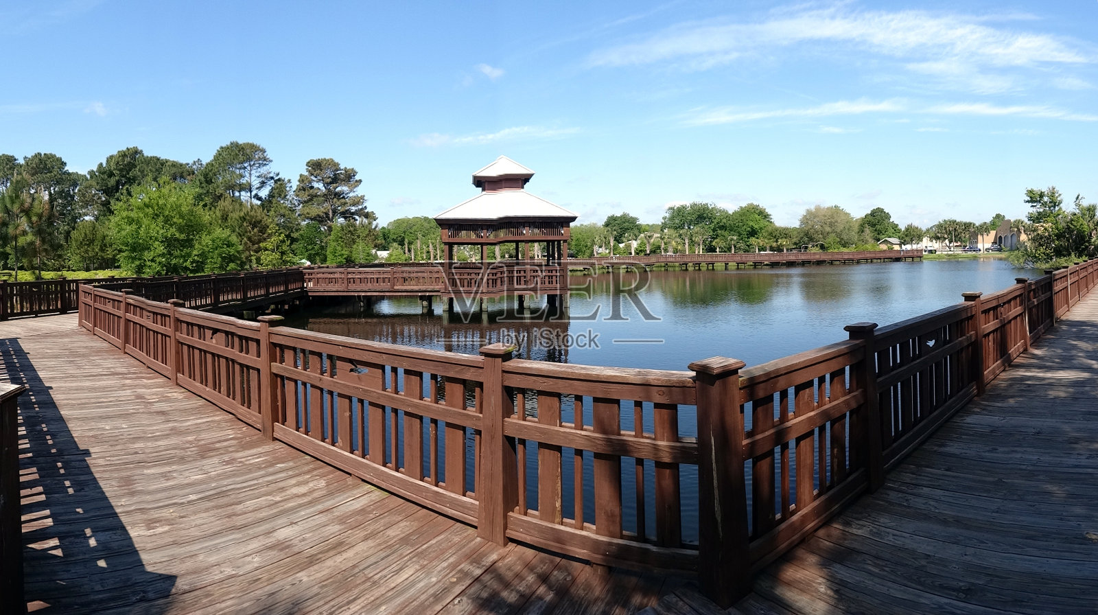 露台在池塘照片摄影图片