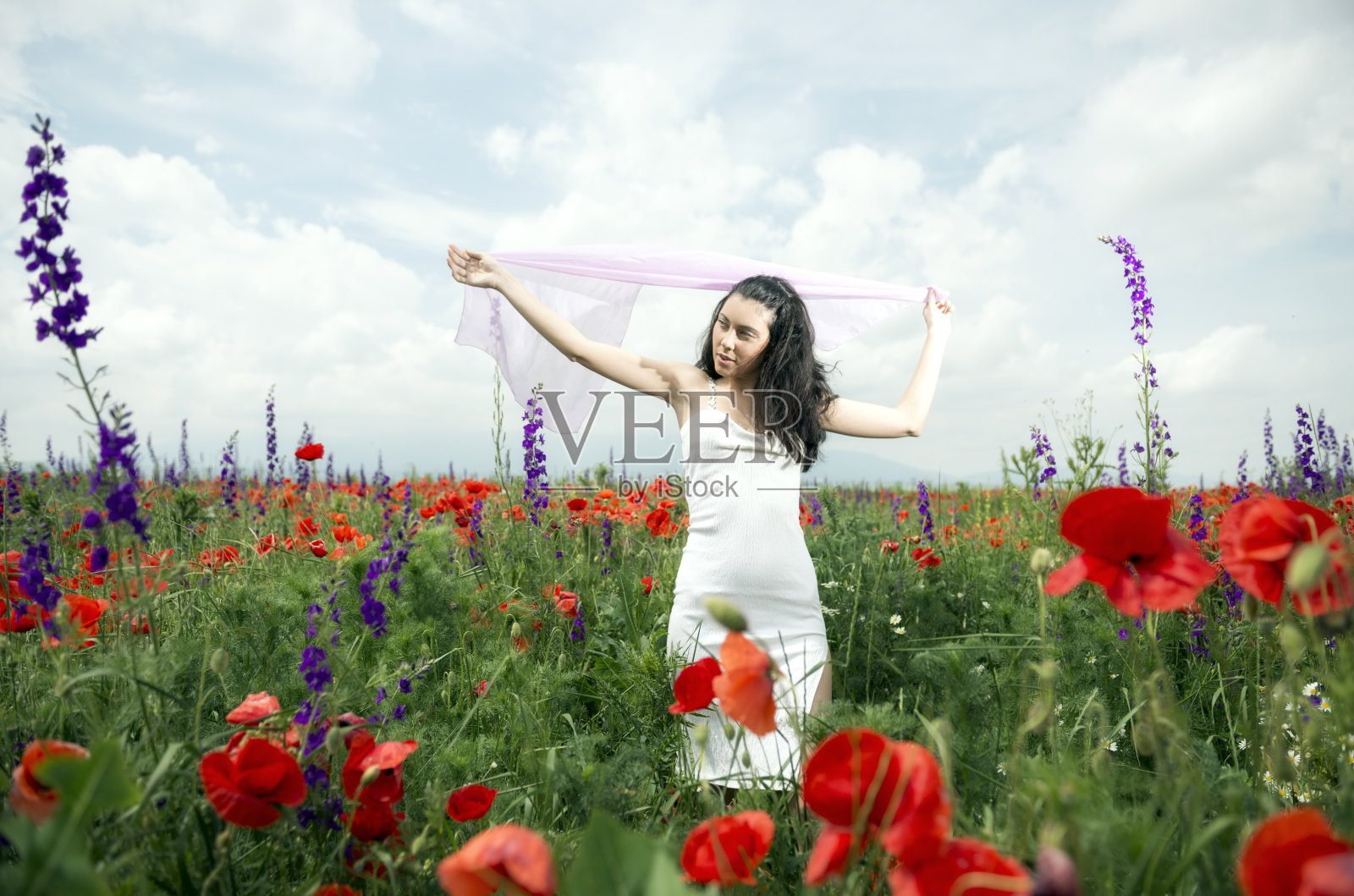 戴粉红围巾的女人照片摄影图片