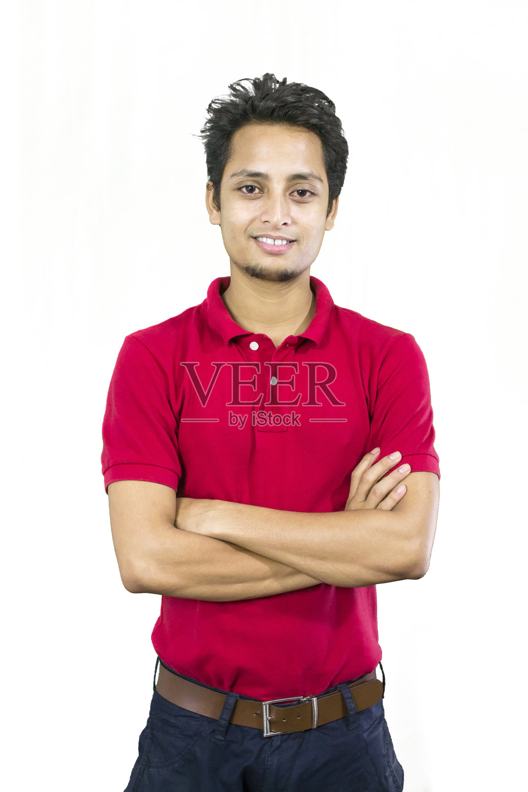 年轻人双臂交叉照片摄影图片