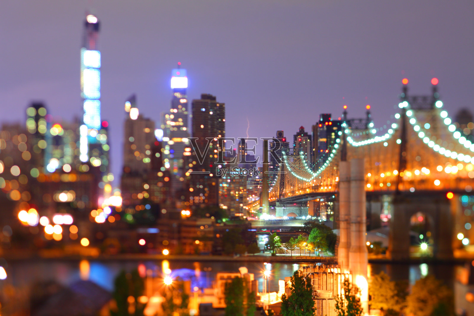 皇后区大桥在曼哈顿，纽约的时间流逝视图。照片摄影图片