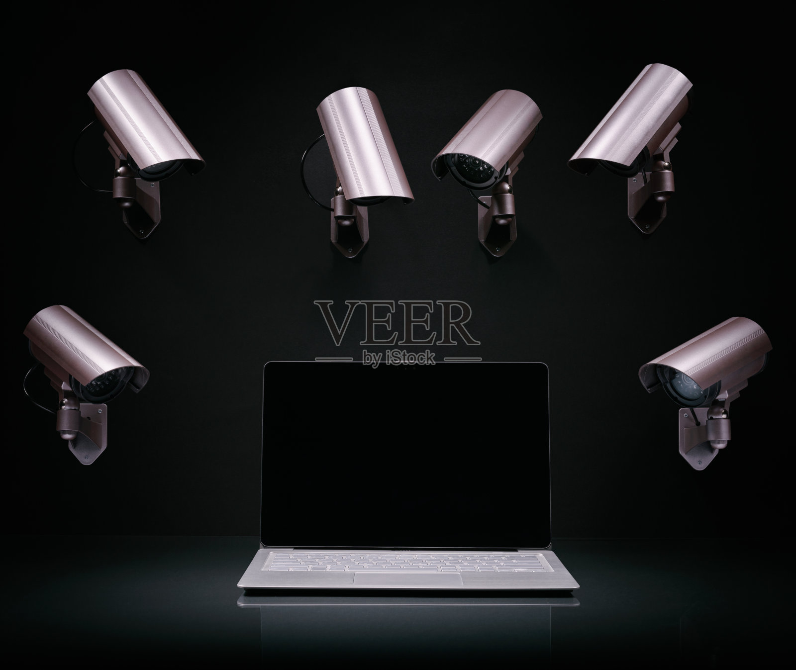 监控摄像头下的笔记本电脑照片摄影图片