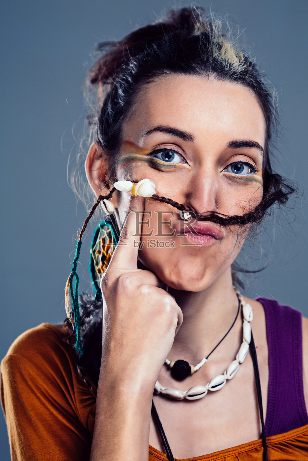 一个年轻女孩的肖像照片摄影图片