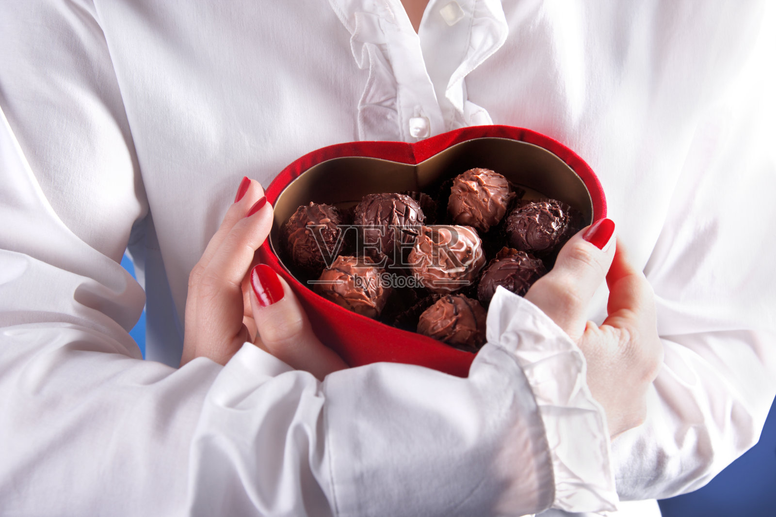 拿着巧克力盒的女人照片摄影图片