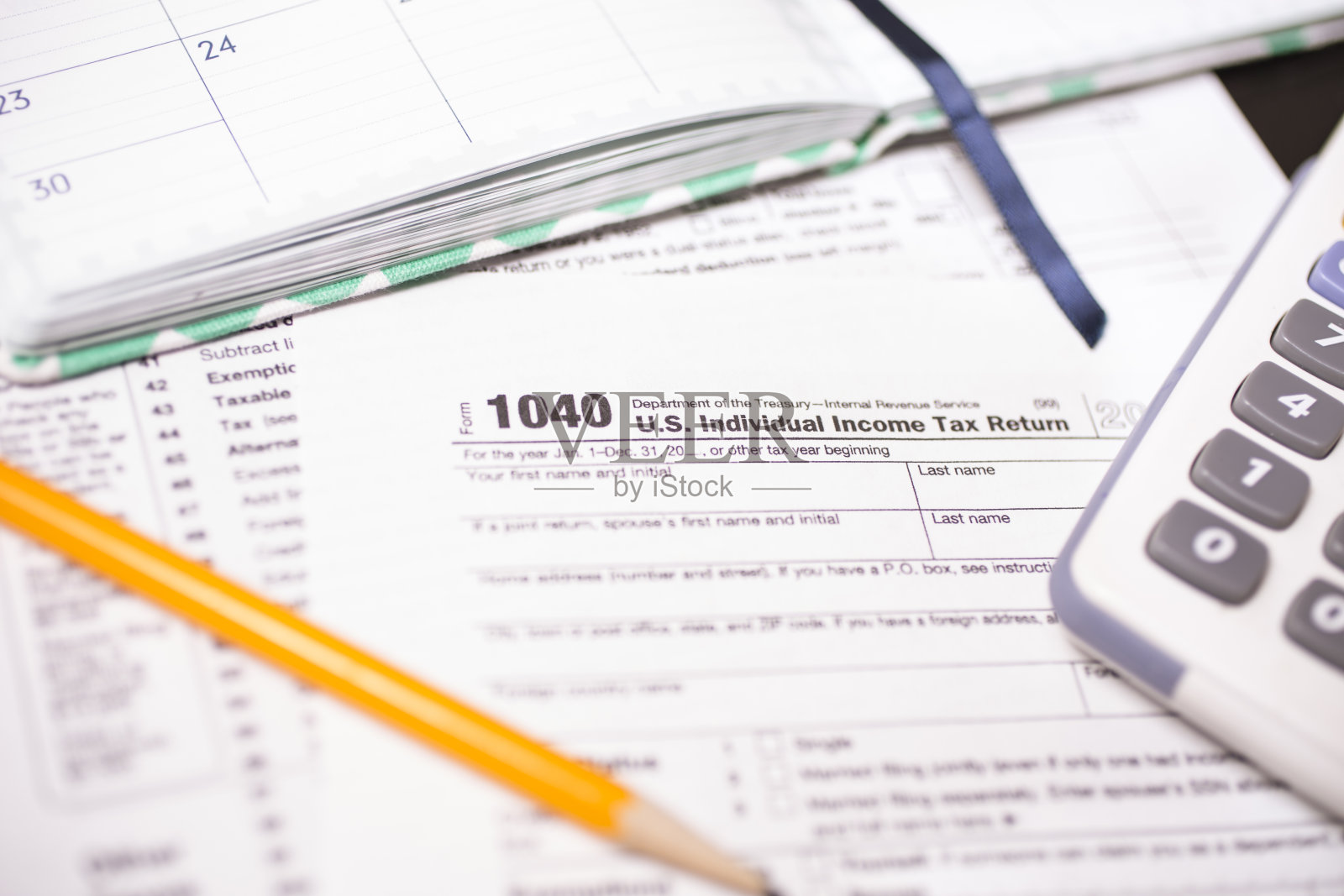 所得税表格，铅笔，计算器近景。照片摄影图片