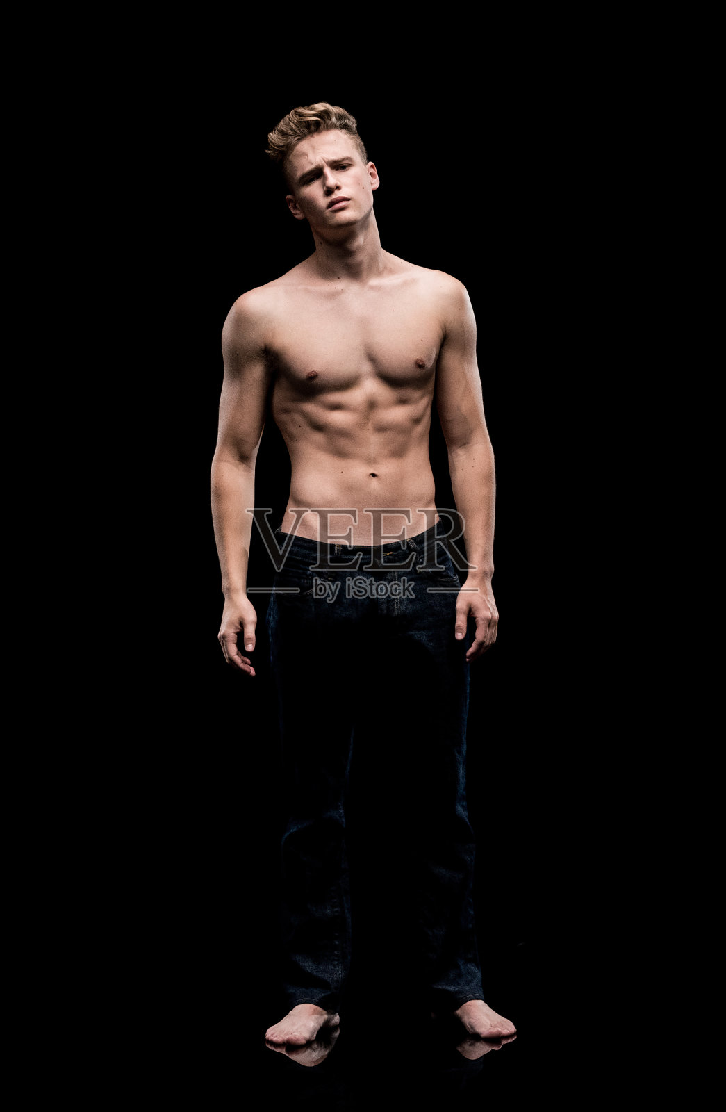 赤裸上身的肌肉男看着相机照片摄影图片