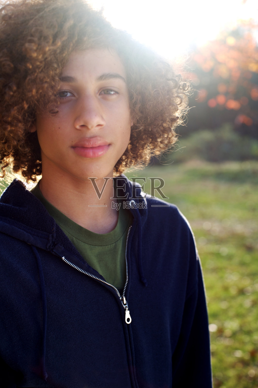 青少年男性肖像照片摄影图片