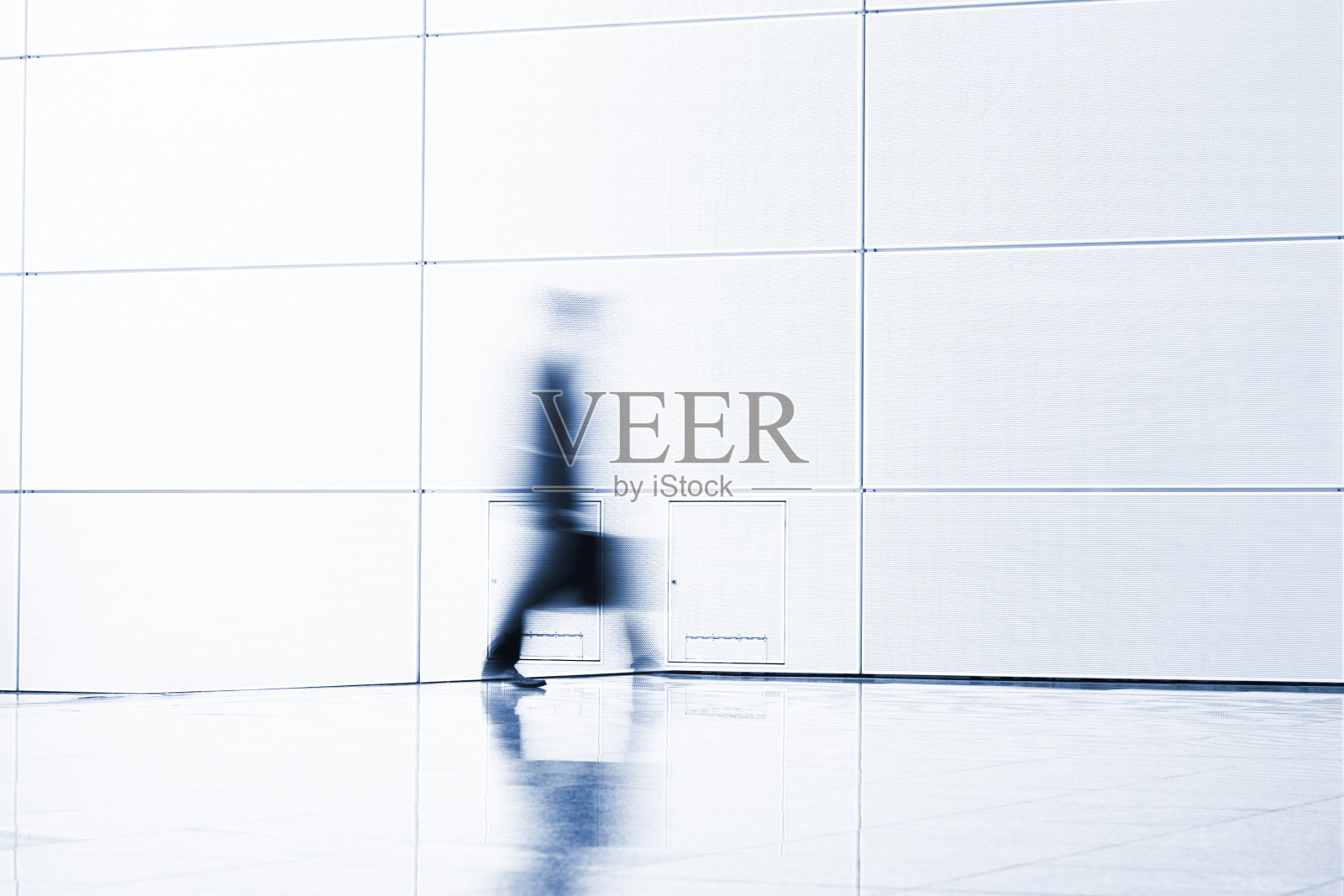 商人在室内行走，提着行李箱，模糊的动作，高调照片摄影图片