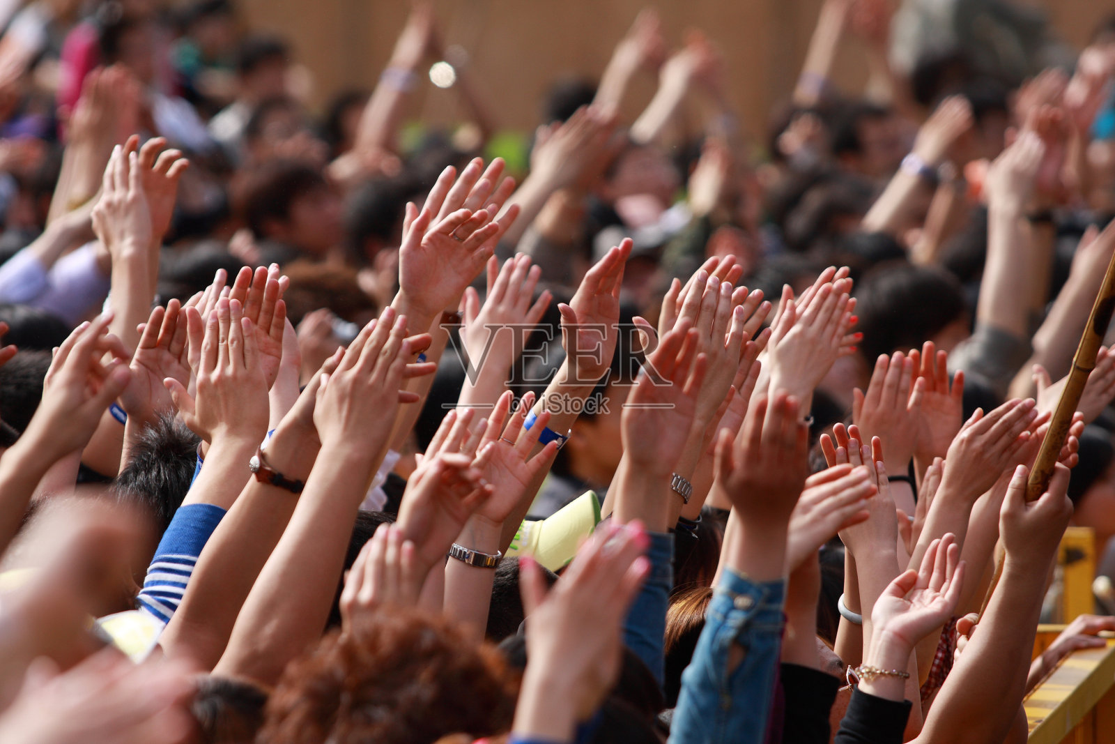 音乐节上的人们照片摄影图片