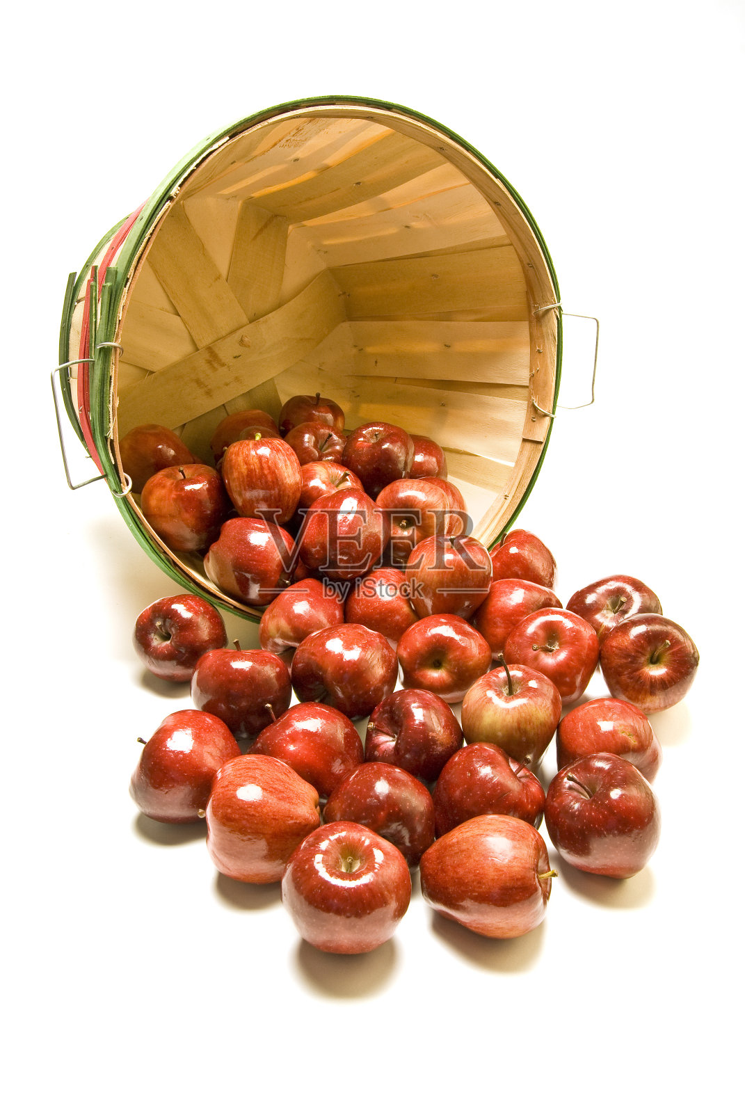 苹果从蒲式耳篮子里溢出来照片摄影图片