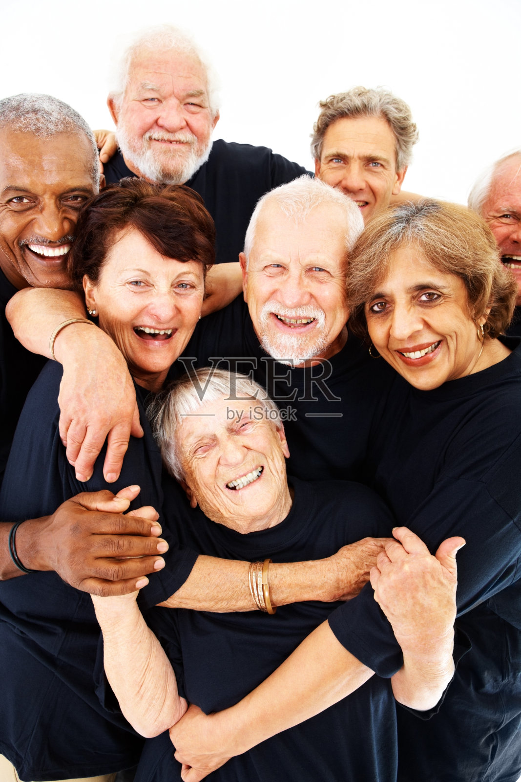 一群老年人站在白人旁边照片摄影图片