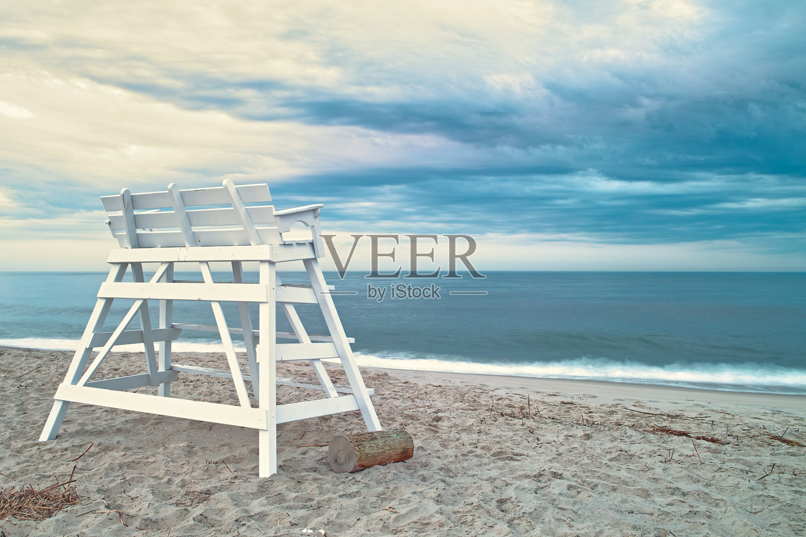 沙滩上的椅子照片摄影图片