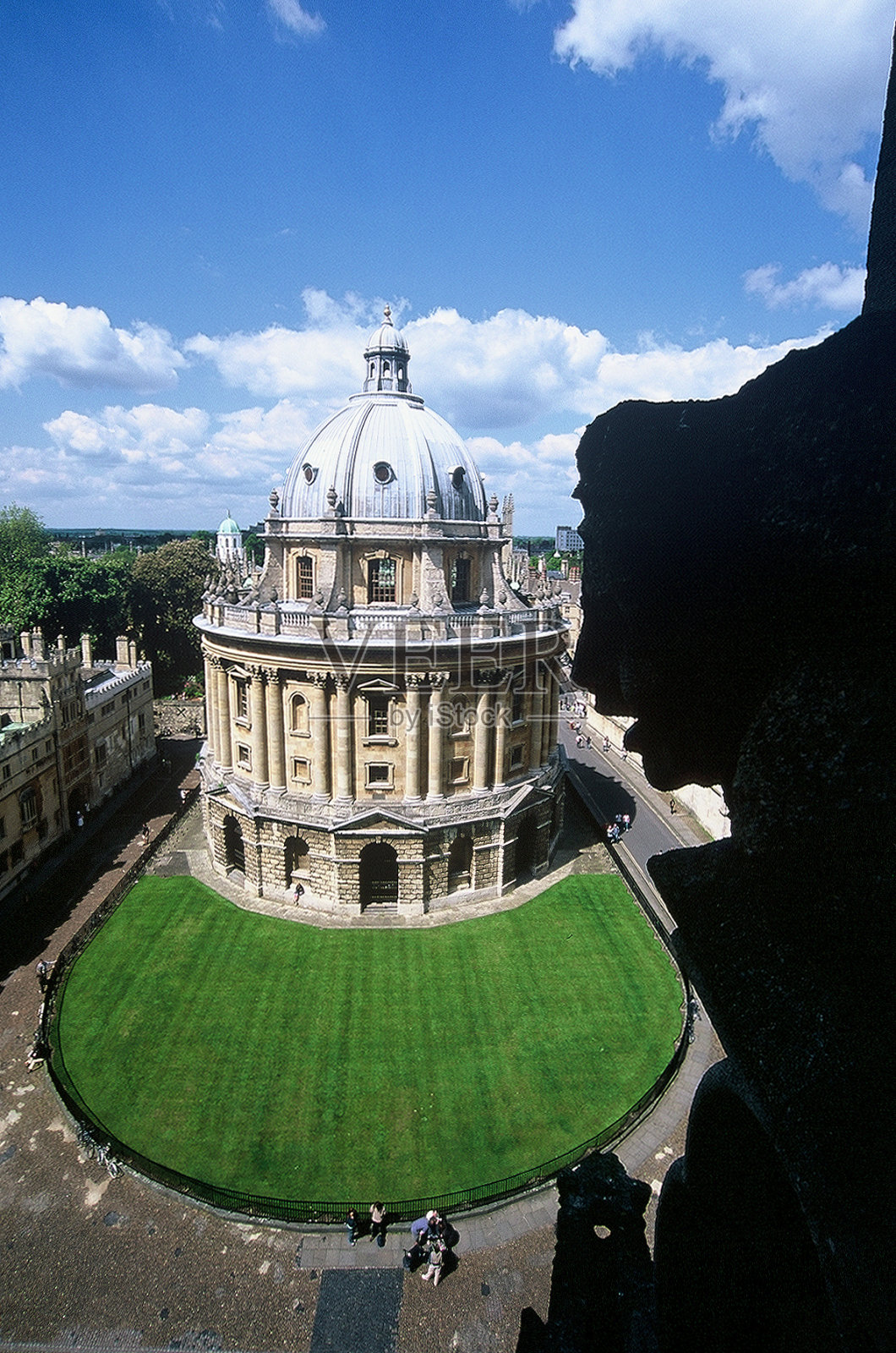 牛津大学，拉德克利夫的镜头映衬着怪兽的剪影照片摄影图片
