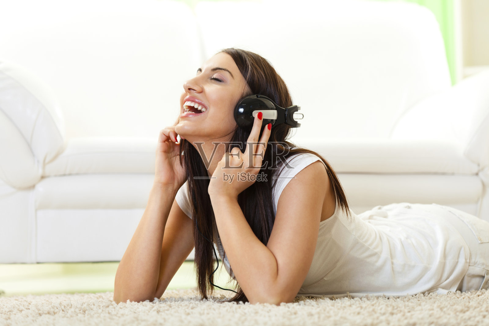 听音乐的女人照片摄影图片