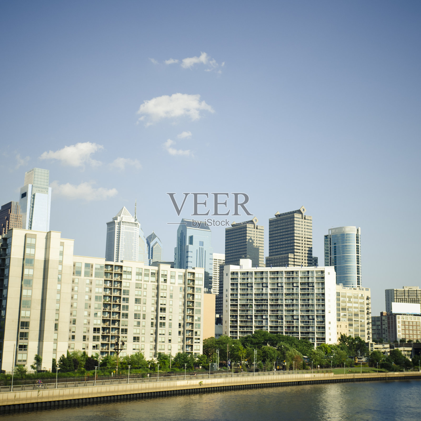 高速公路上的费城天际线照片摄影图片