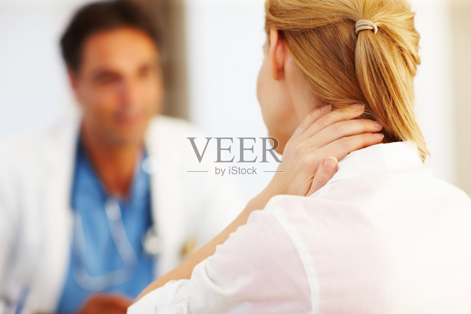 病人与医生讨论问题照片摄影图片