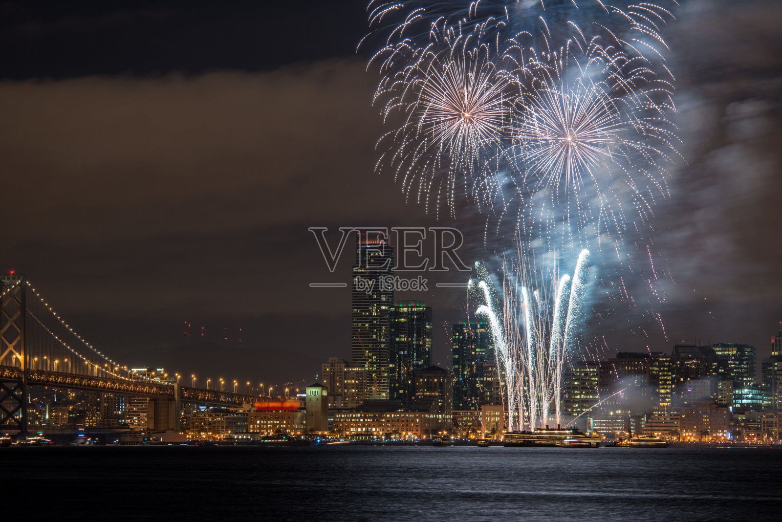 旧金山湾的新年焰火照片摄影图片