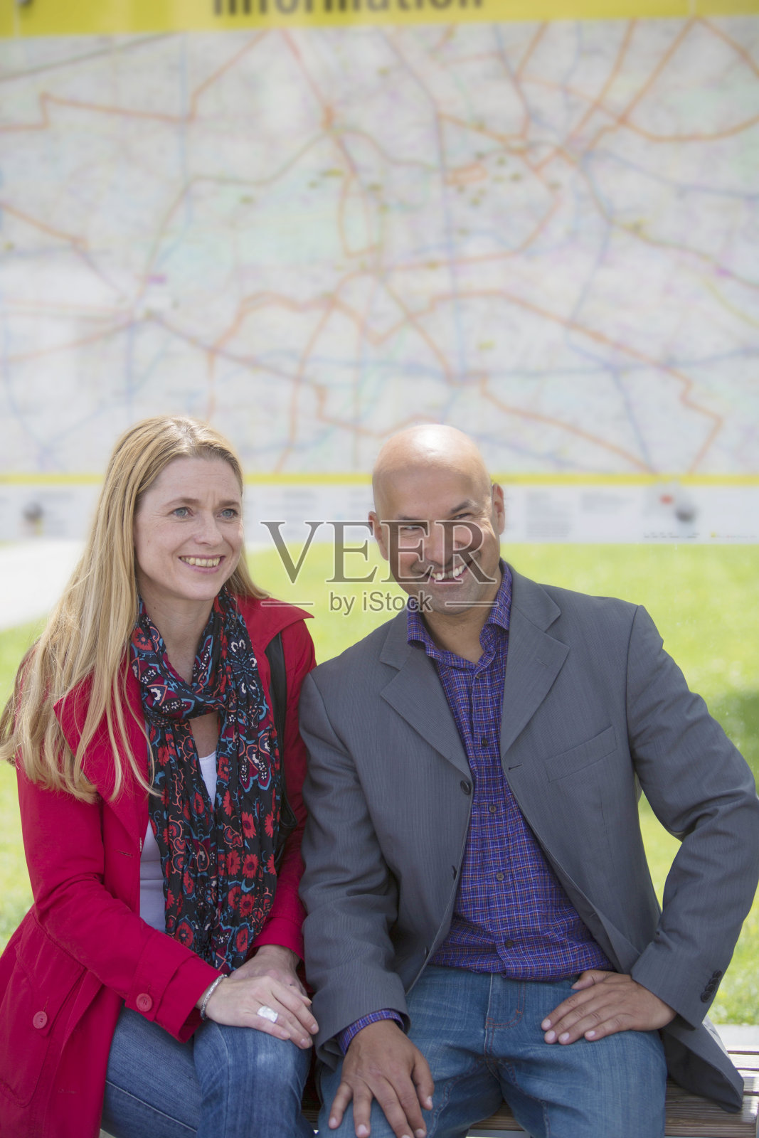 等车的夫妇照片摄影图片