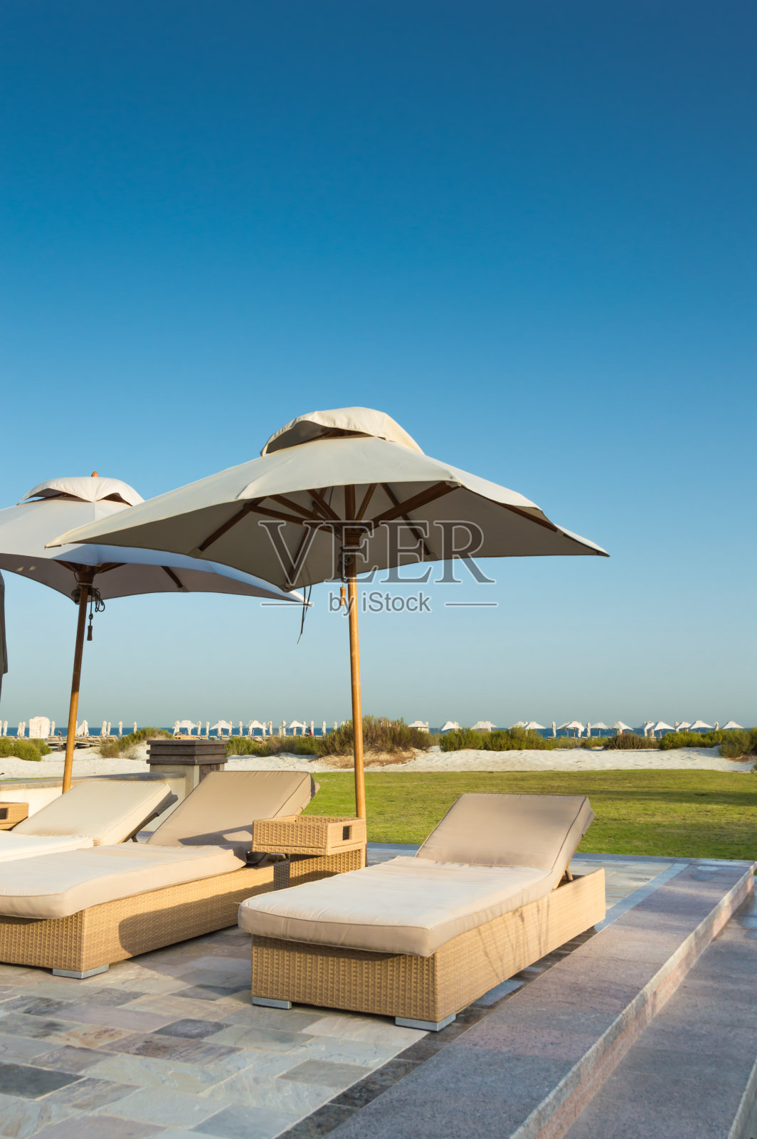 海边的沙滩遮阳伞照片摄影图片