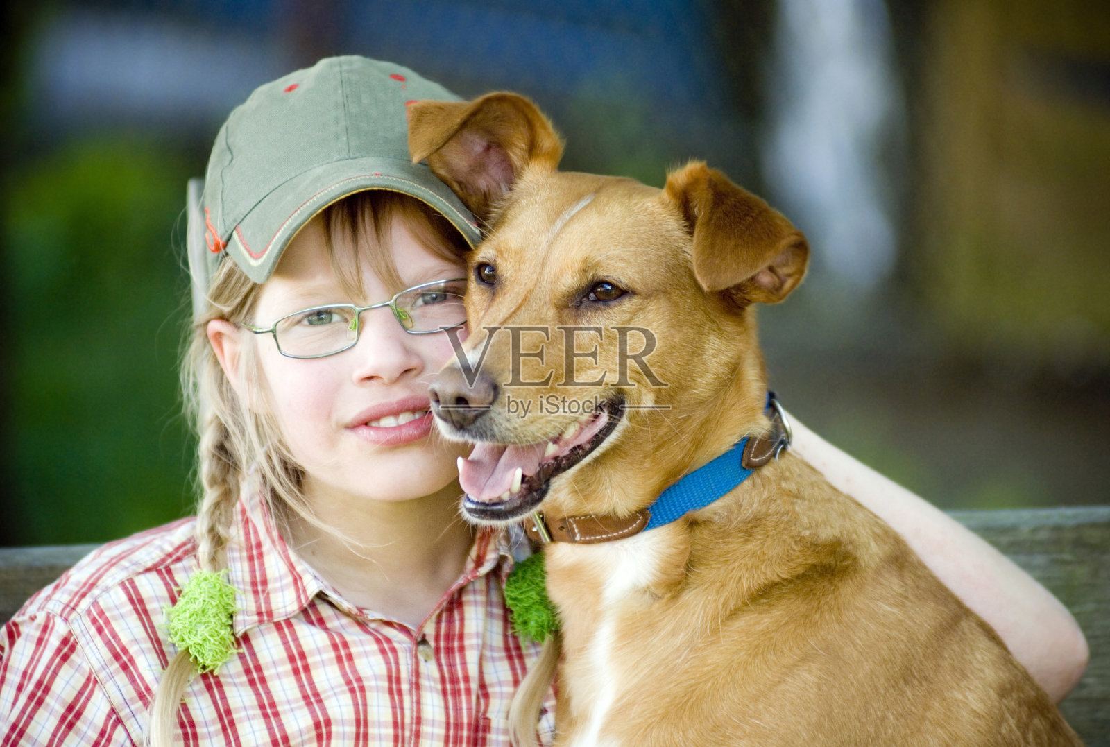 女孩和狗照片摄影图片