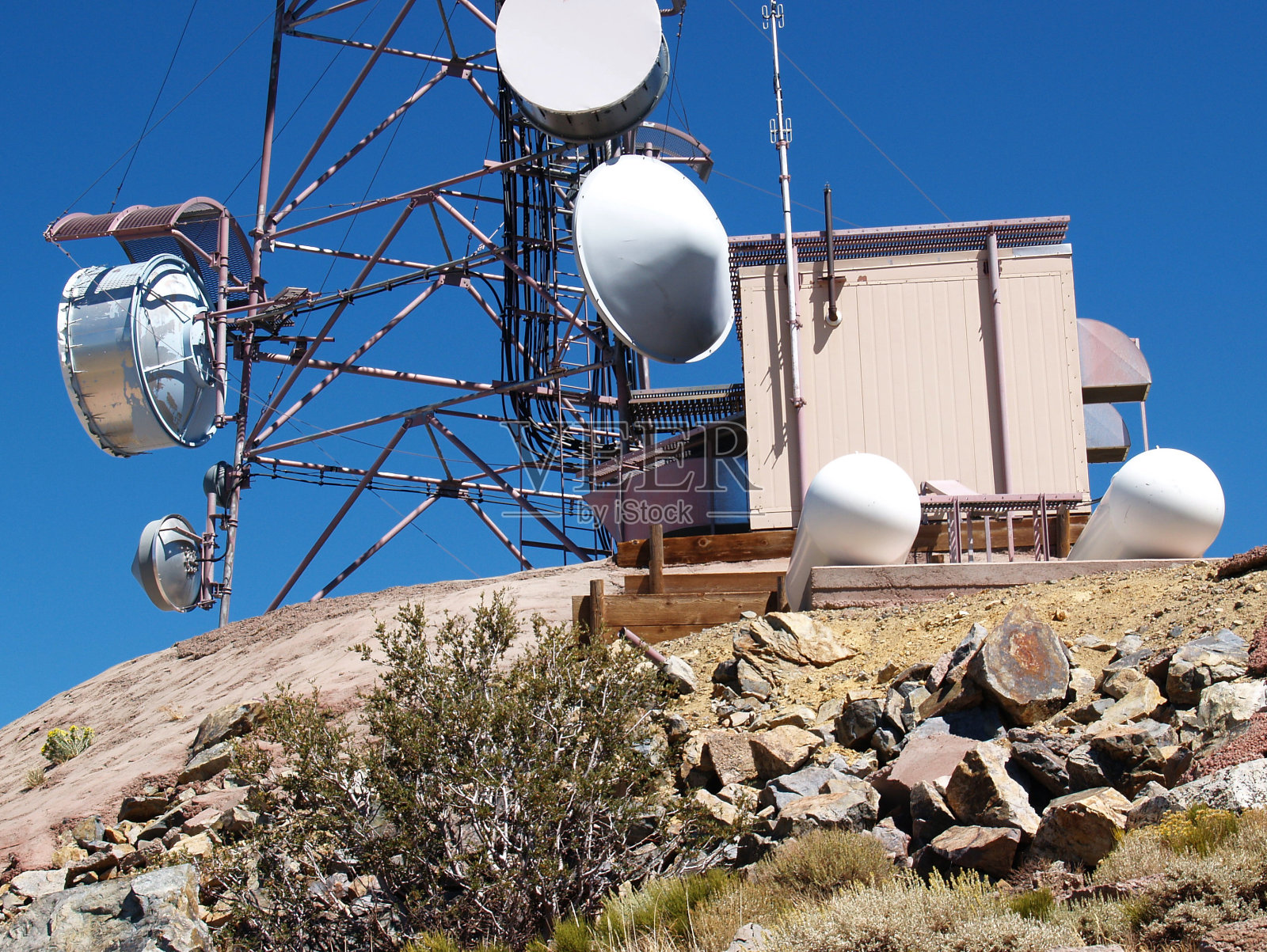 山顶电信塔照片摄影图片