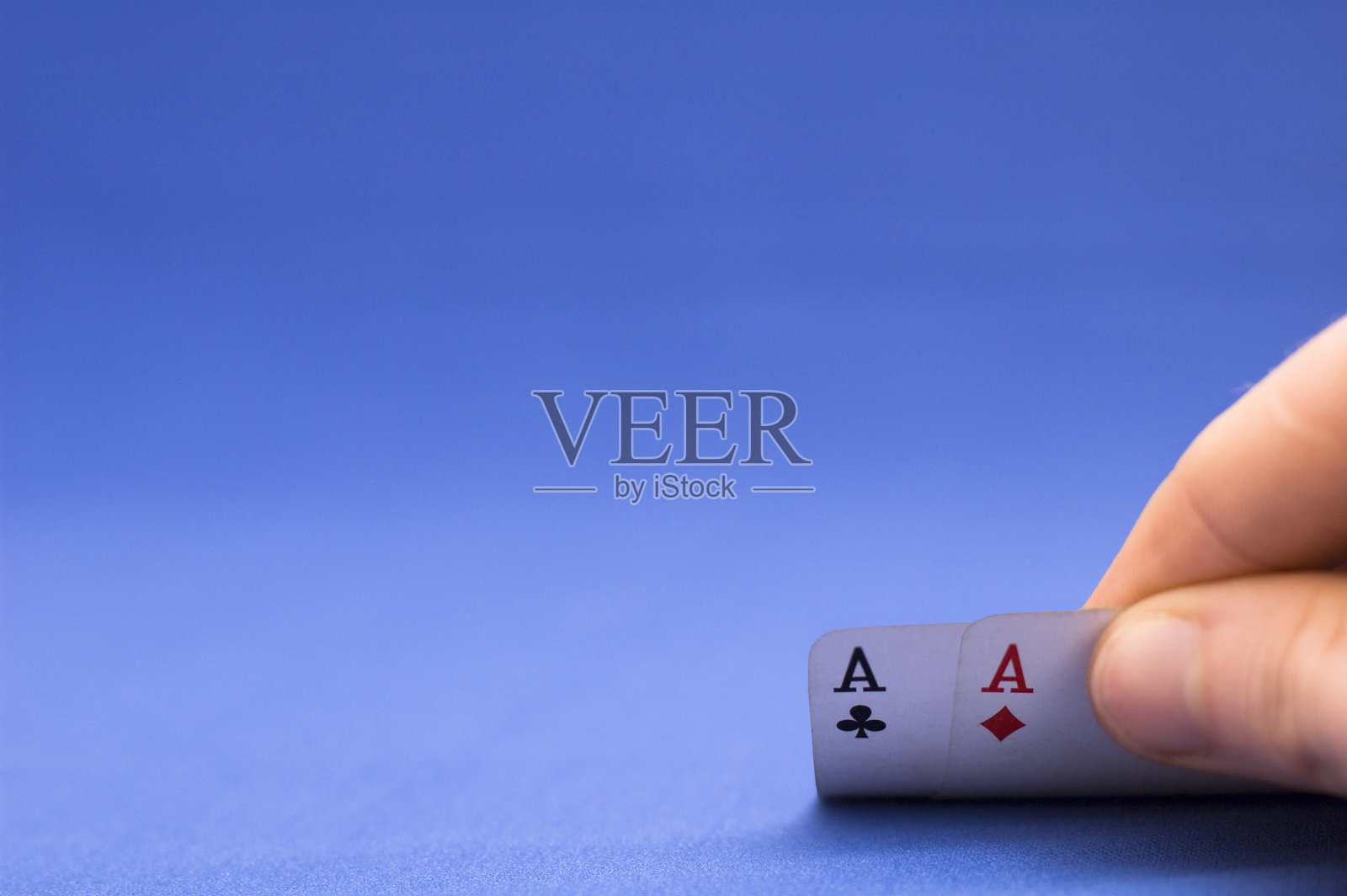 纸牌玩家在蓝色背景下显示口袋王牌照片摄影图片