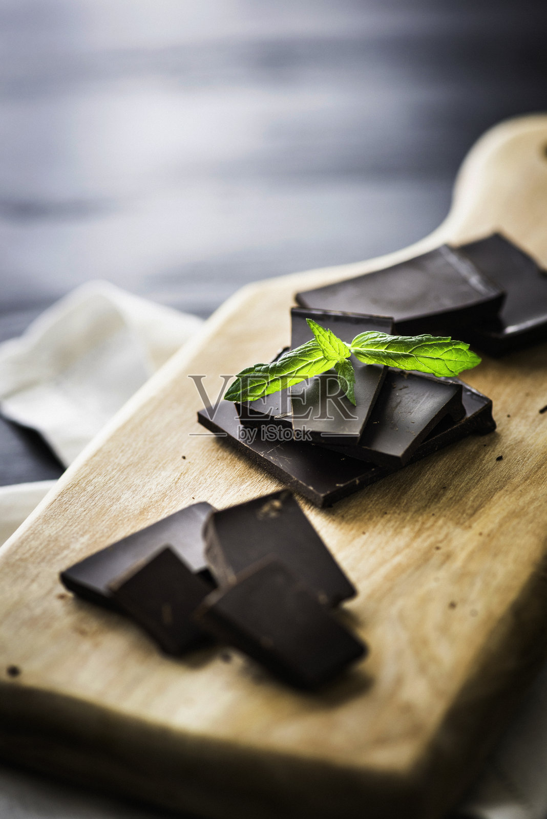 黑巧克力薄荷叶照片摄影图片