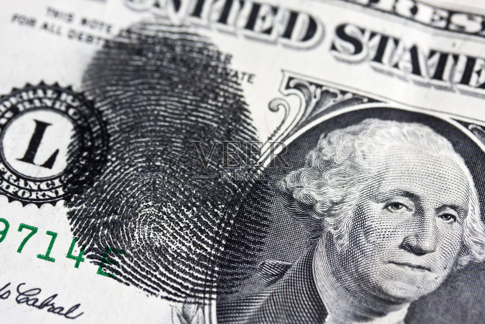 近距离观察一美元钞票上发现的指纹。照片摄影图片