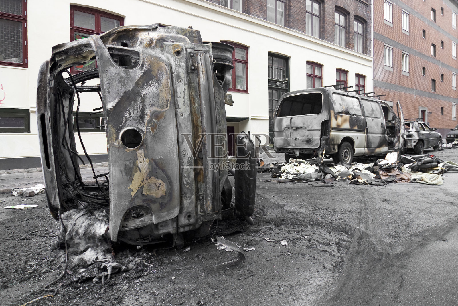 骚乱发生后的凌晨。照片摄影图片