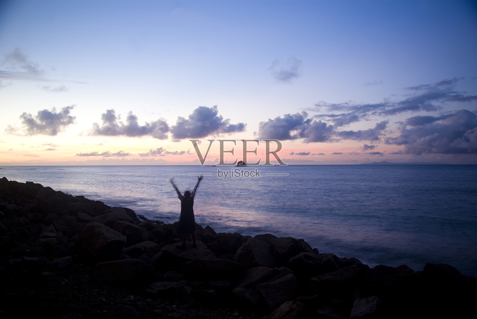 宁静的田园诗般的海滩风光配一人剪影照片摄影图片