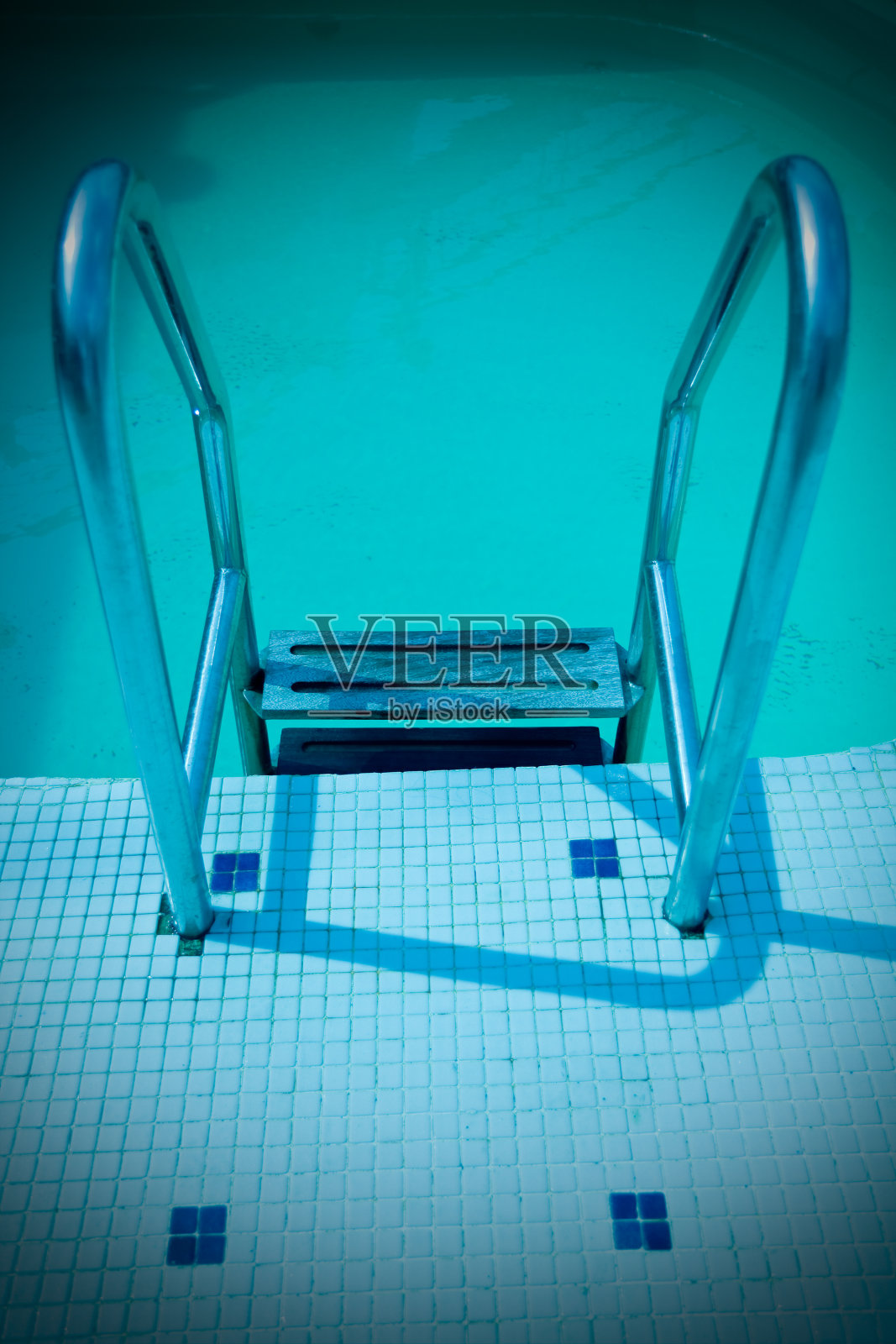 游泳池的梯子照片摄影图片
