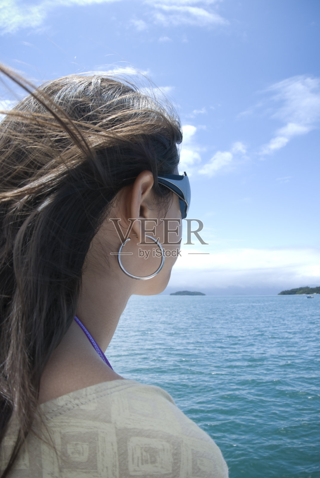 船上的女人，看着大海，遥远的岛屿照片摄影图片