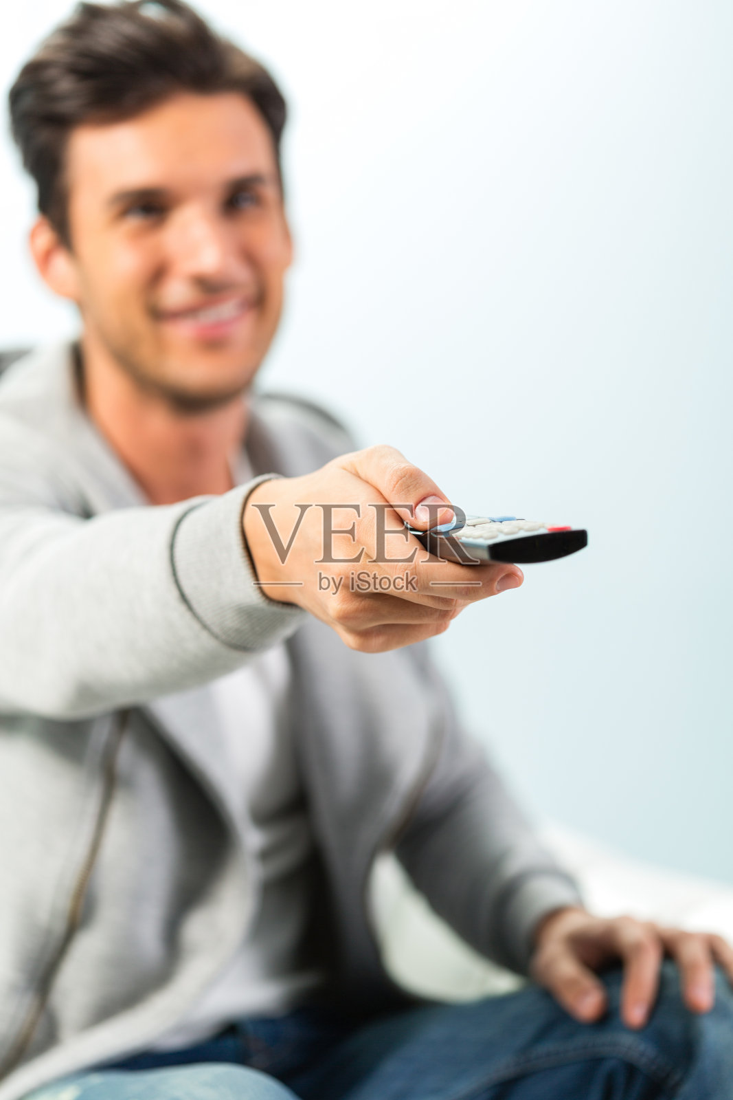 拿着遥控器的人照片摄影图片