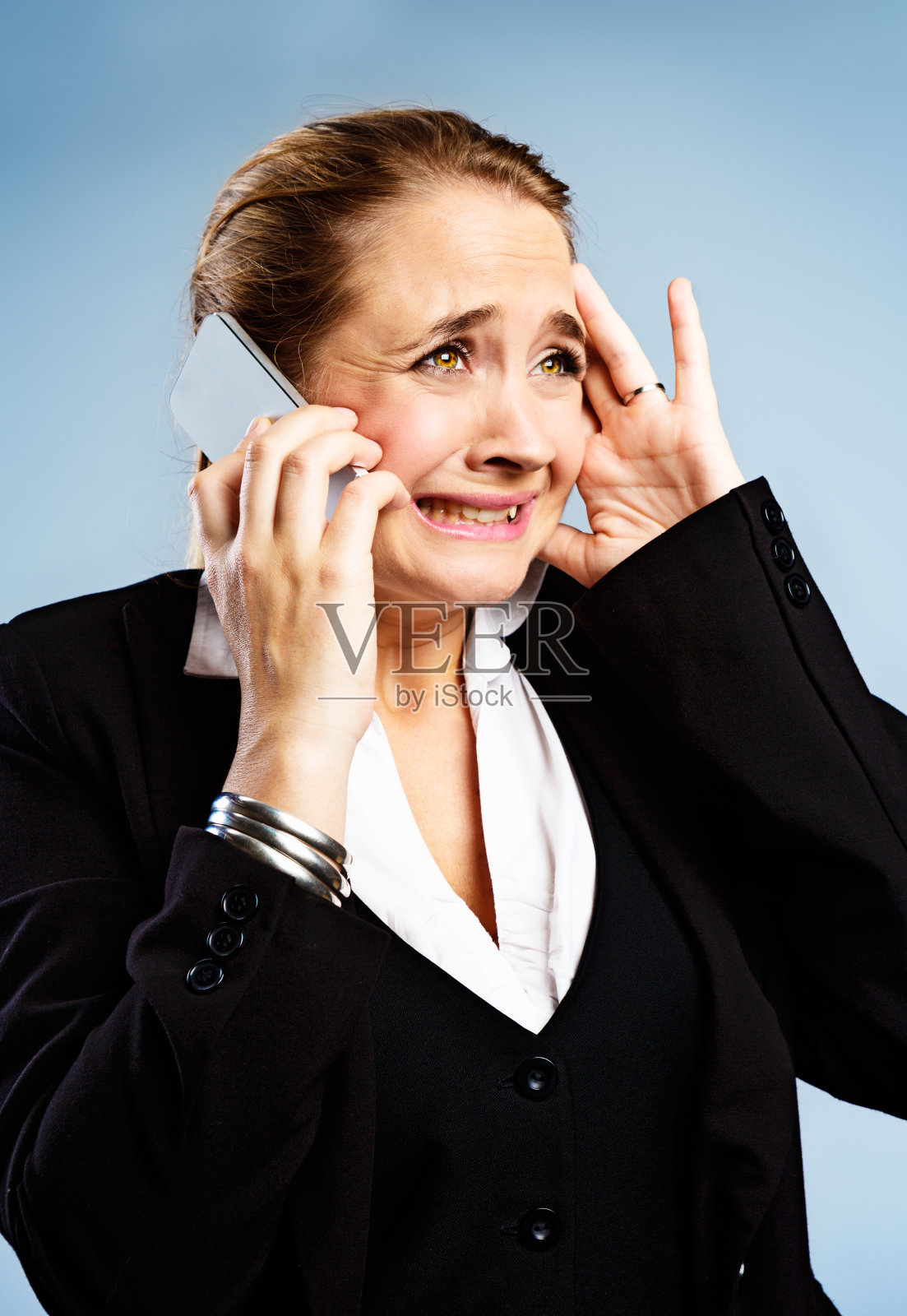 痛苦的女商人在手机上得到了坏消息照片摄影图片