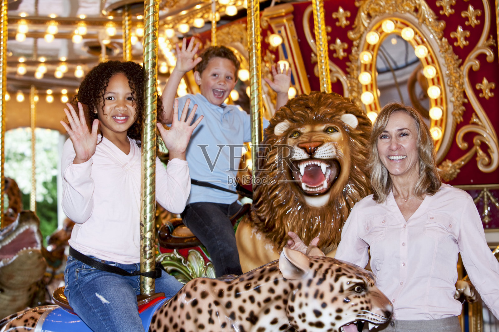 骑旋转木马照片摄影图片