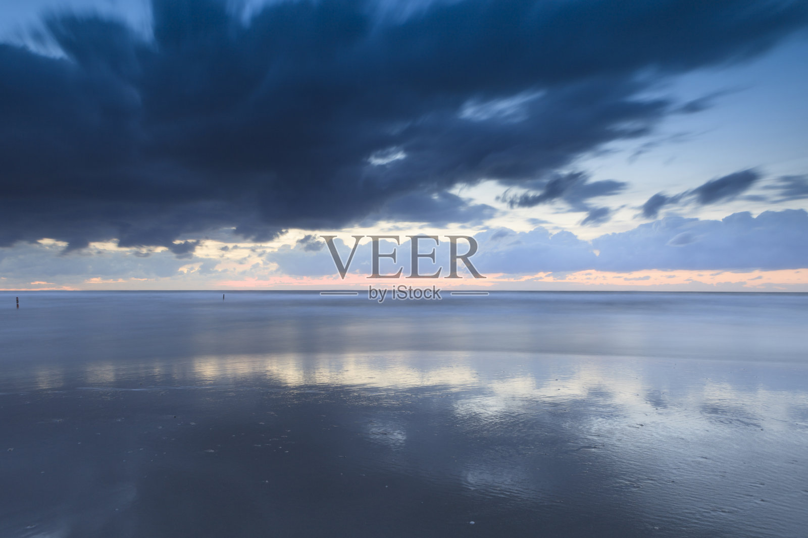 忧郁的天空和水中的倒影照片摄影图片