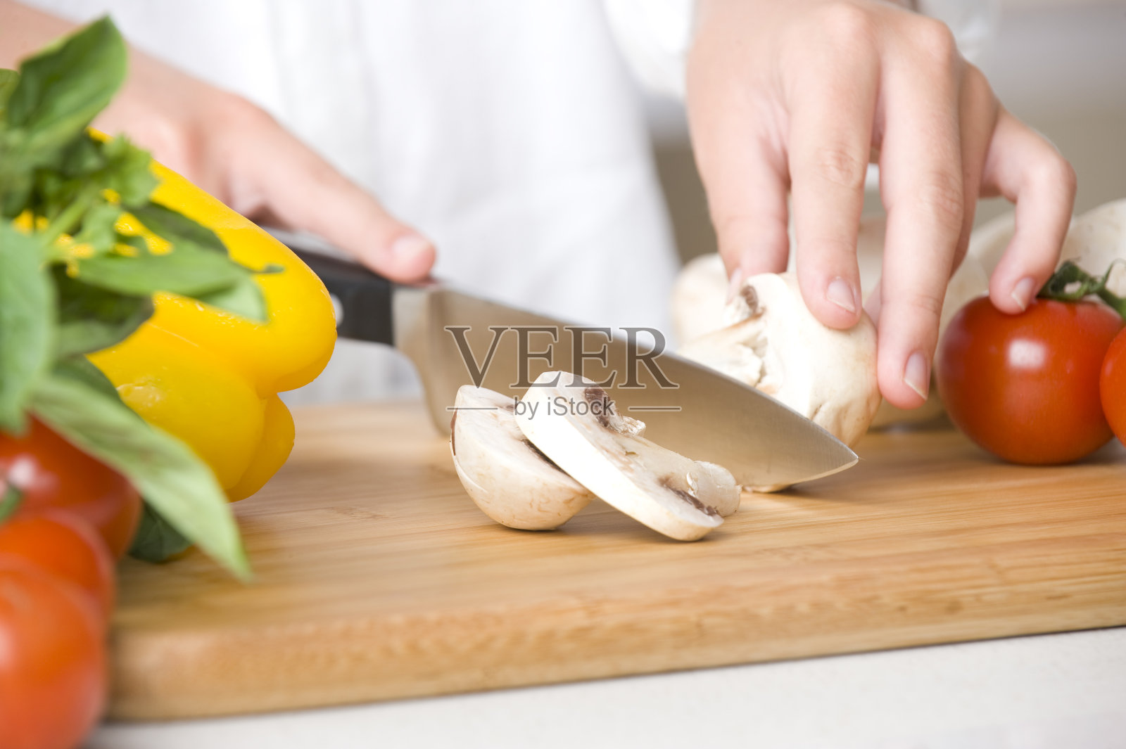 切食物的手的特写照片摄影图片