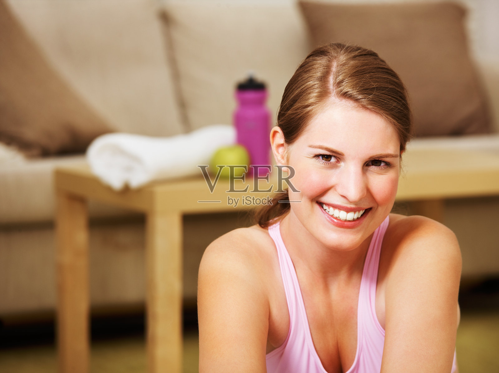 年轻女子运动后放松照片摄影图片