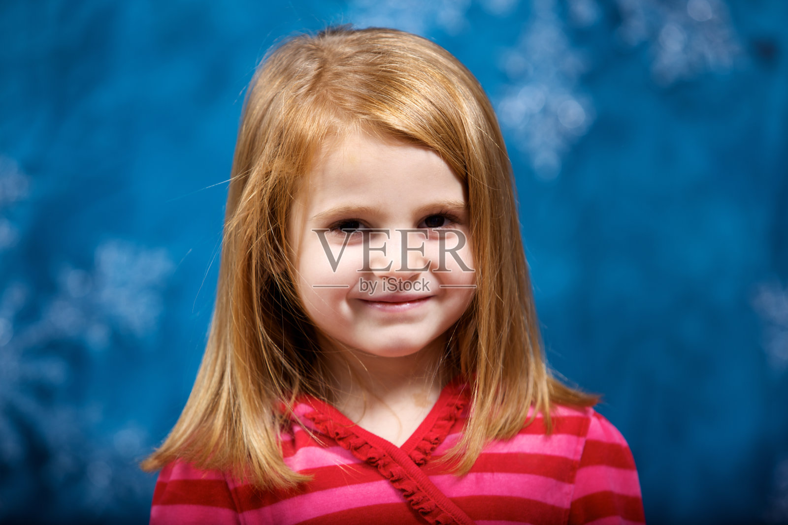 年轻女孩的节日乐趣照片摄影图片