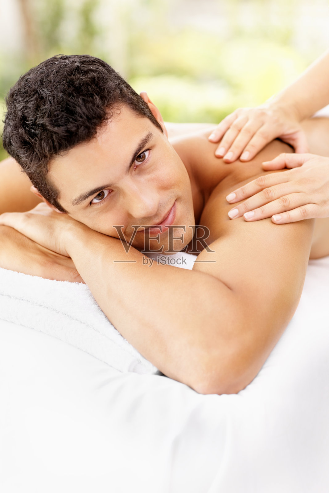 快乐的年轻人正在接受肩部按摩照片摄影图片