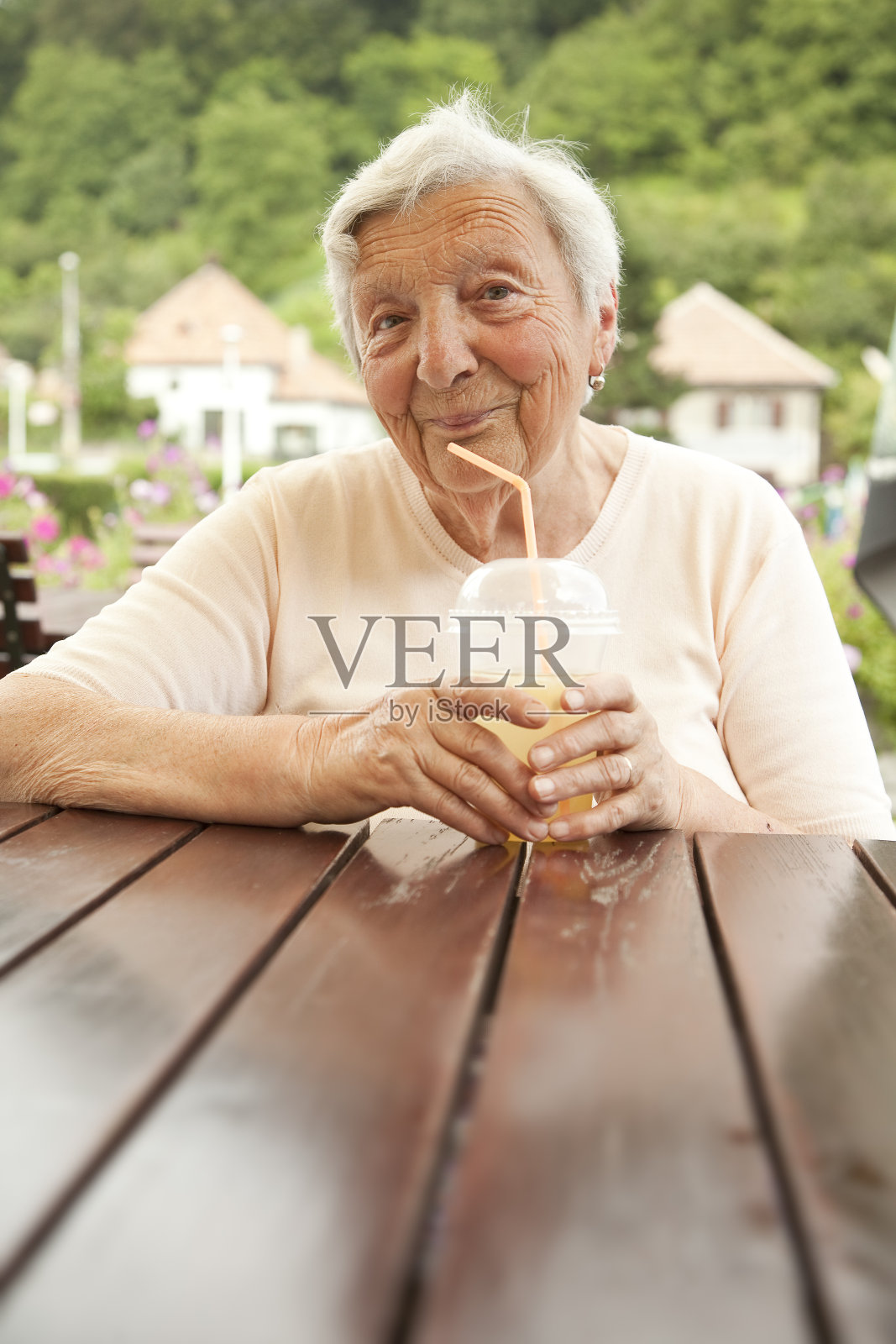 喝柠檬水的资深女性照片摄影图片