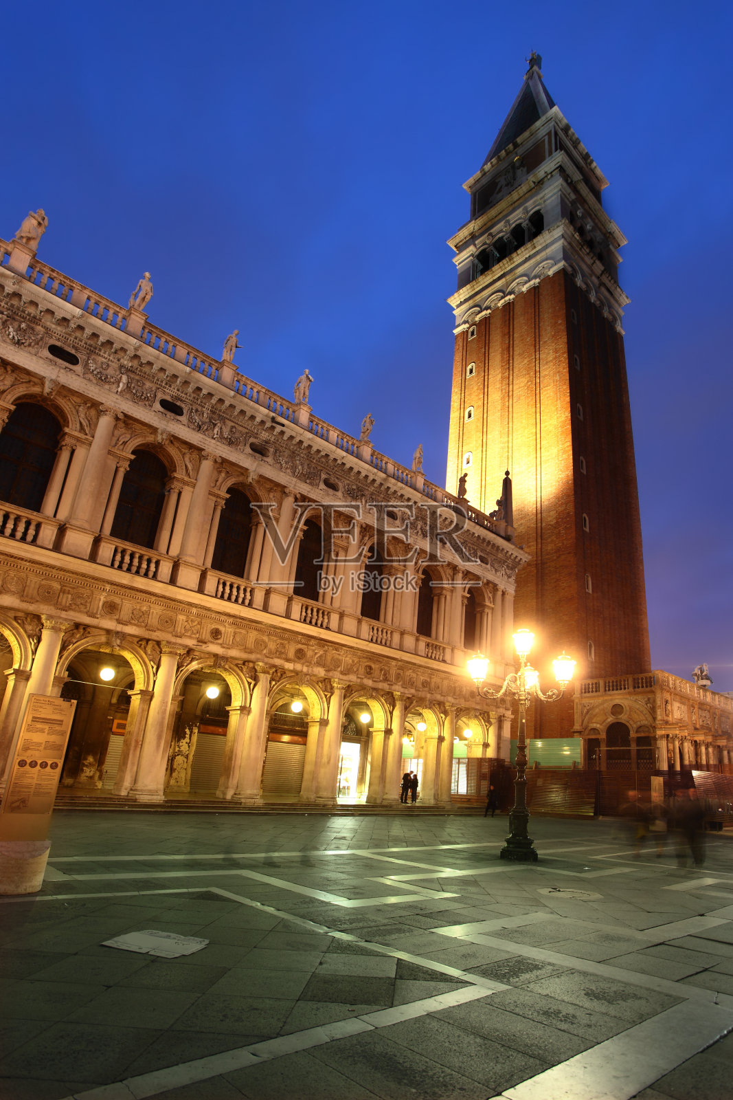 圣马可书店和教堂尖塔照片摄影图片