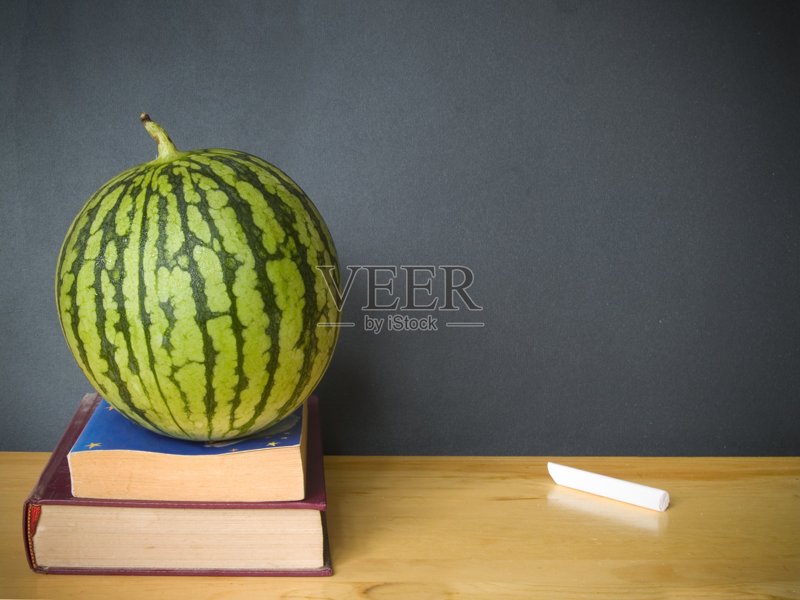 黑板上有书和西瓜照片摄影图片