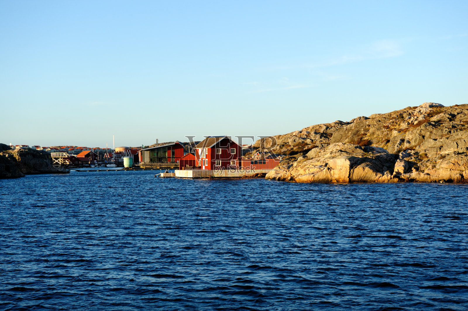 夕阳下的海边村落照片摄影图片