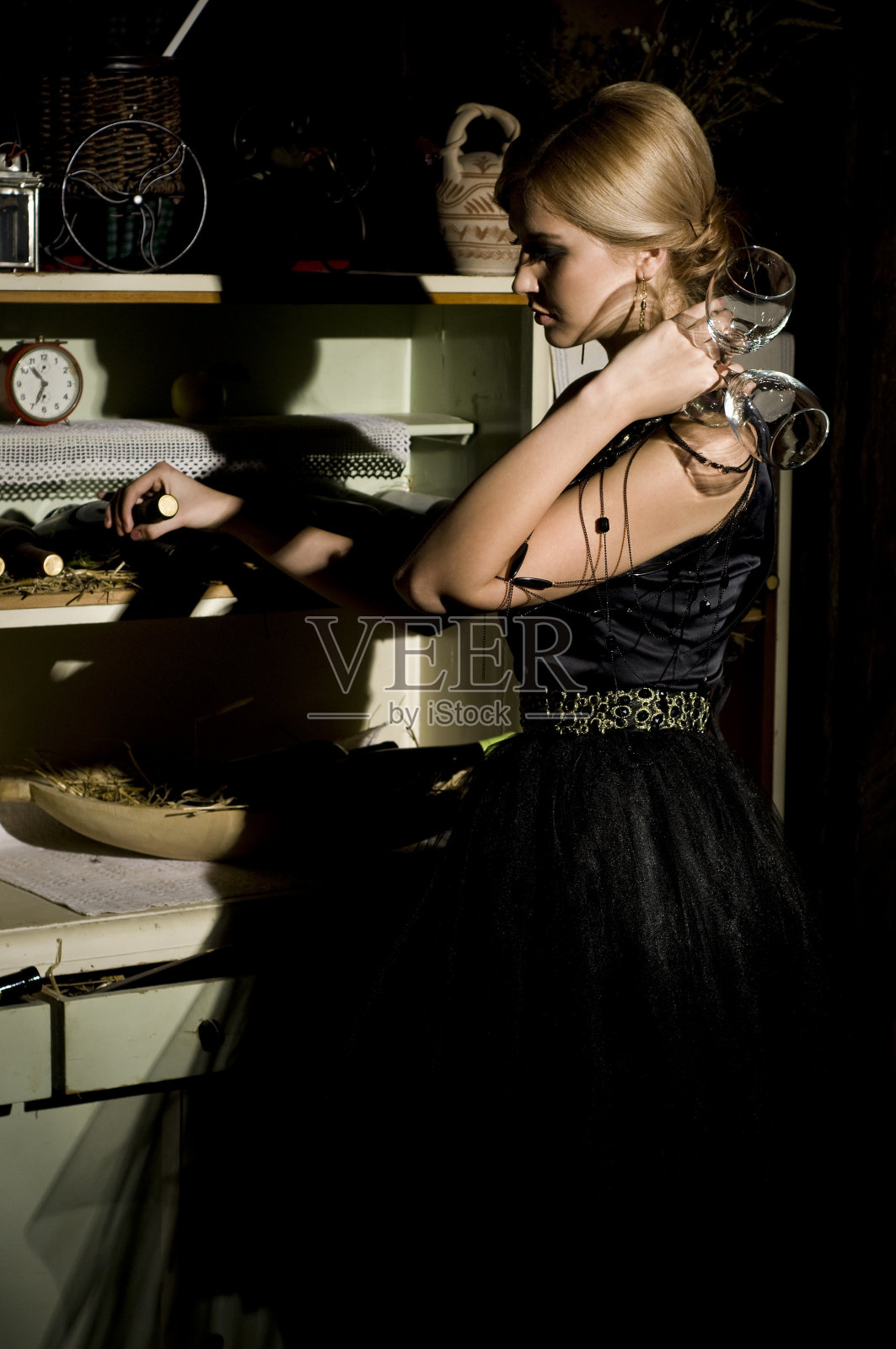 女孩在挑选葡萄酒照片摄影图片