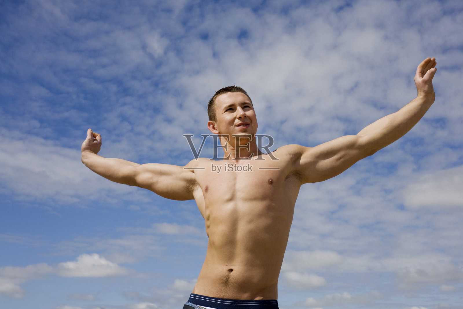 伸开双臂的人照片摄影图片