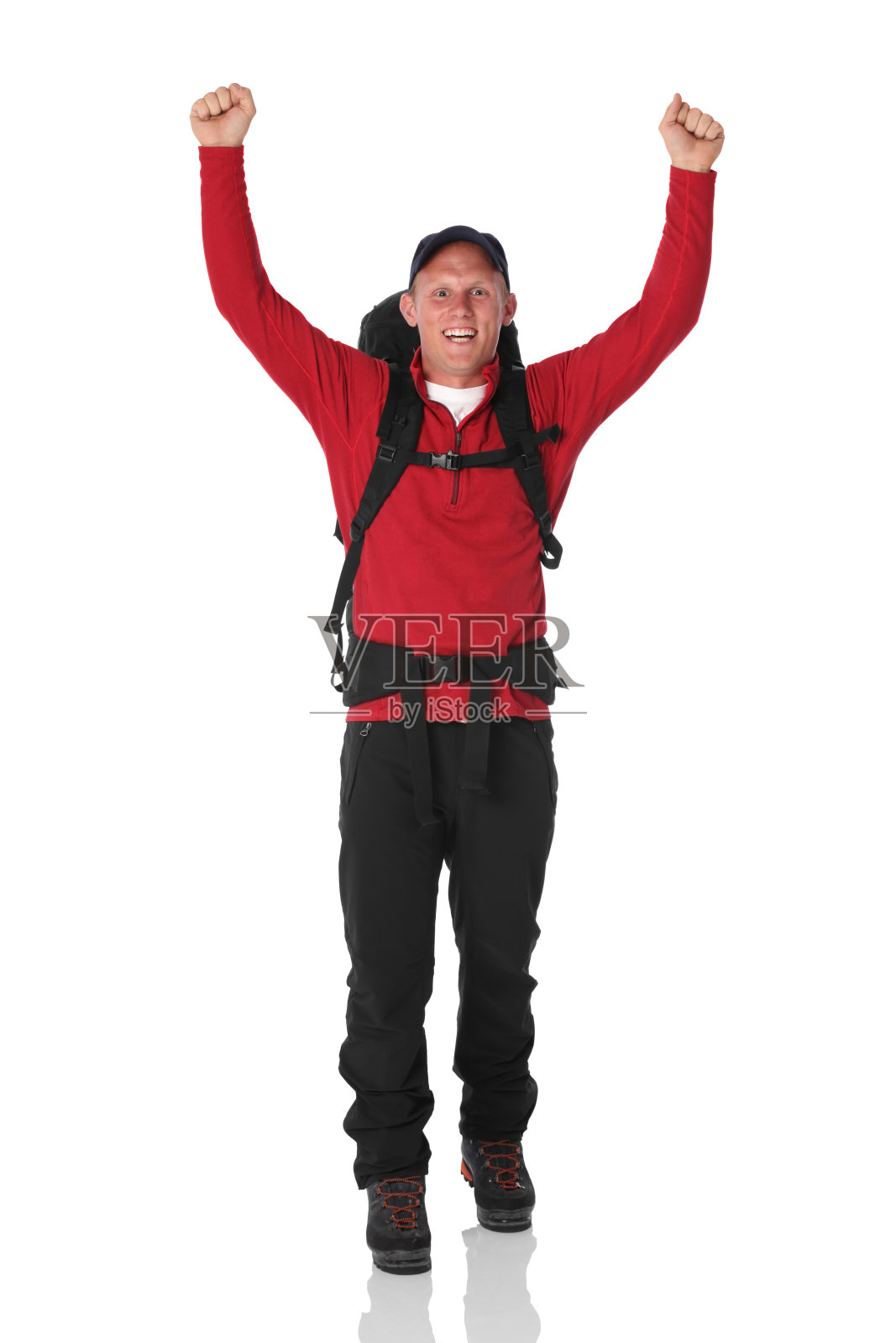 举起手臂庆祝孤立的男性徒步旅行者照片摄影图片