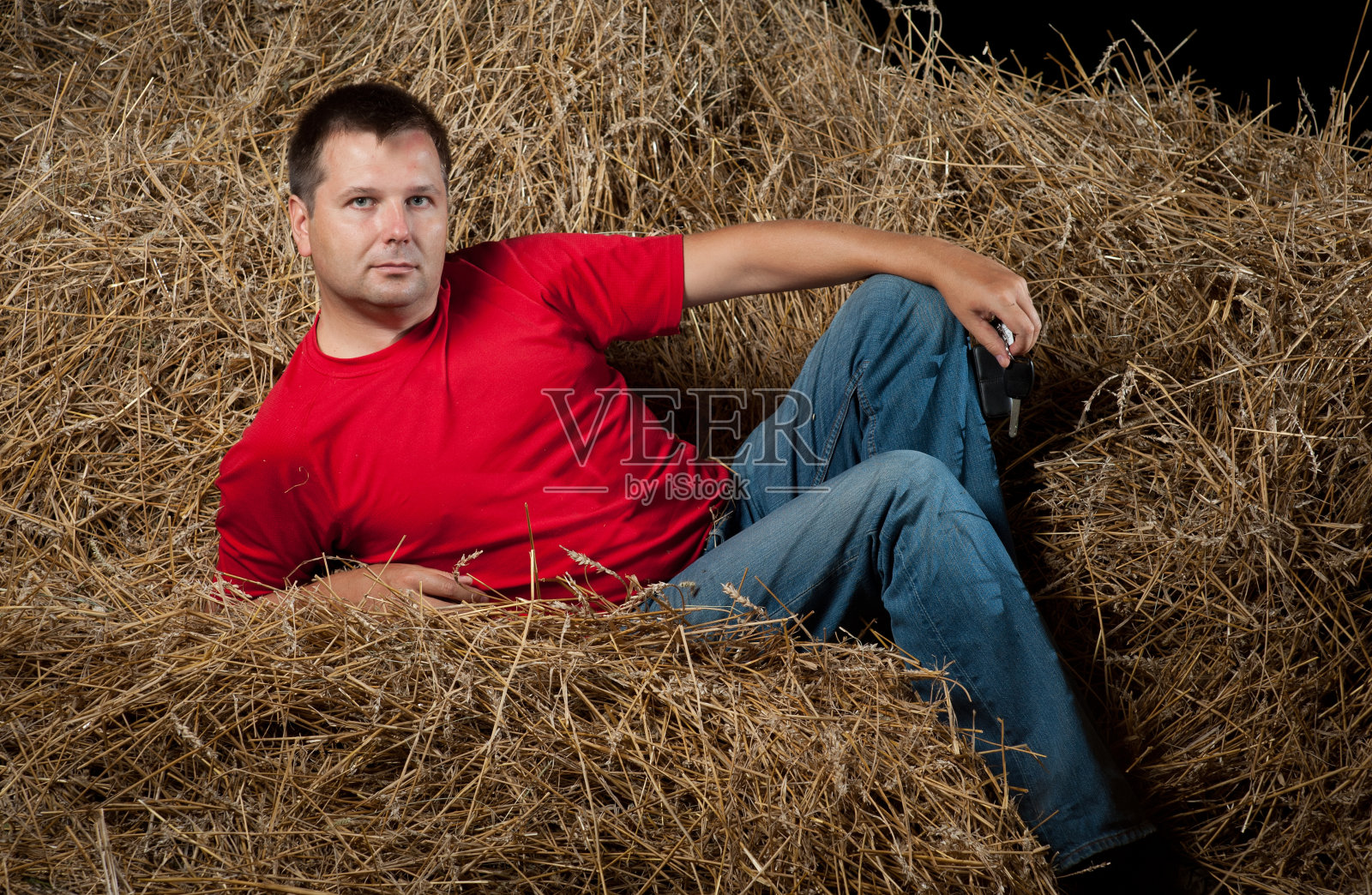 人干草棚照片摄影图片