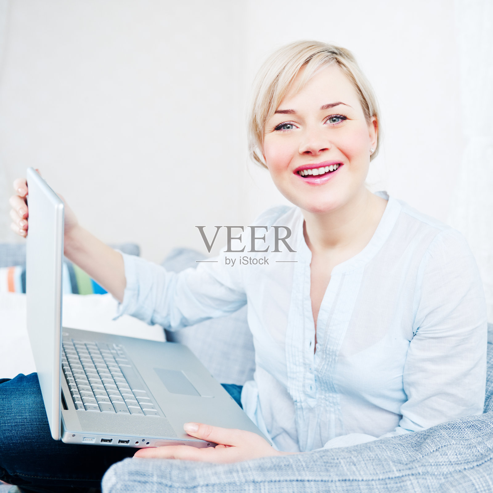 快乐的女人在家里用笔记本电脑照片摄影图片